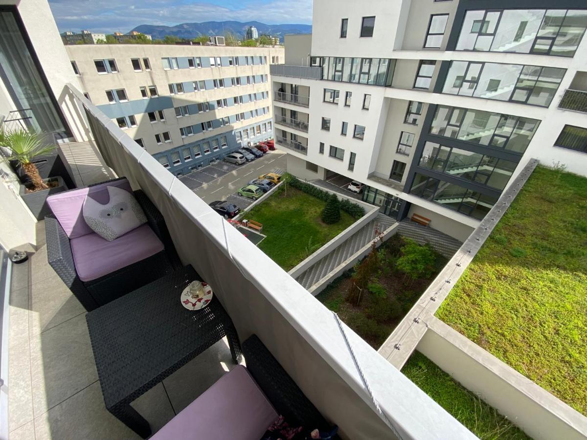 Apartment Mala Praha & Parking In The Garage 질리나 외부 사진